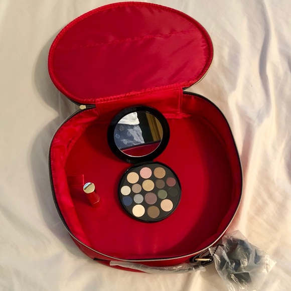Elizabeth Arden Other - Elizabeth Arden Makeup Set and Bag!